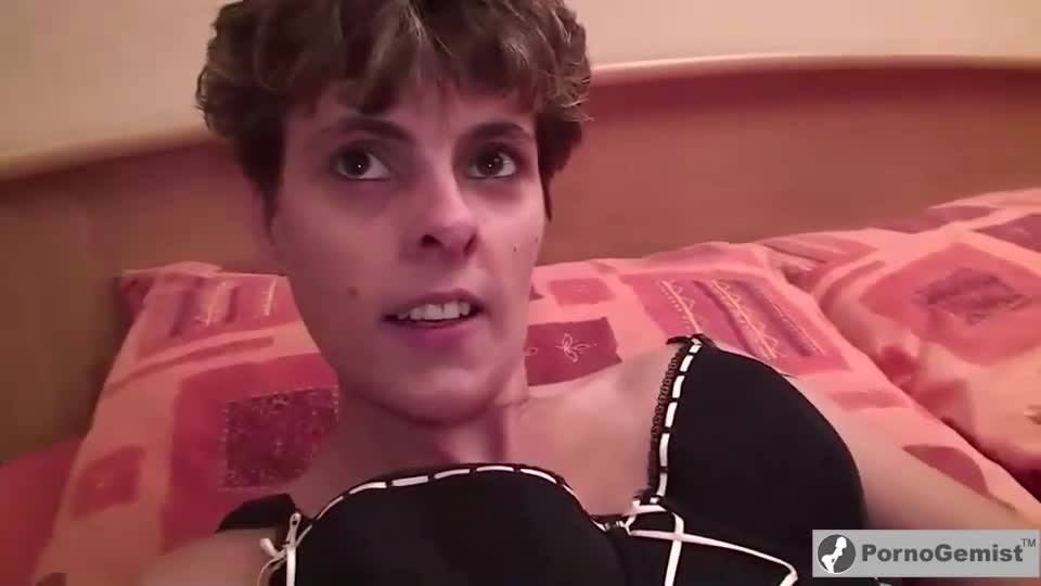 Andre neemt het kleddernatte neukgrotje van huismoedertje Monica