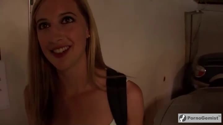 Renee spijbelt als ze haar buurman tegenkomt op straat